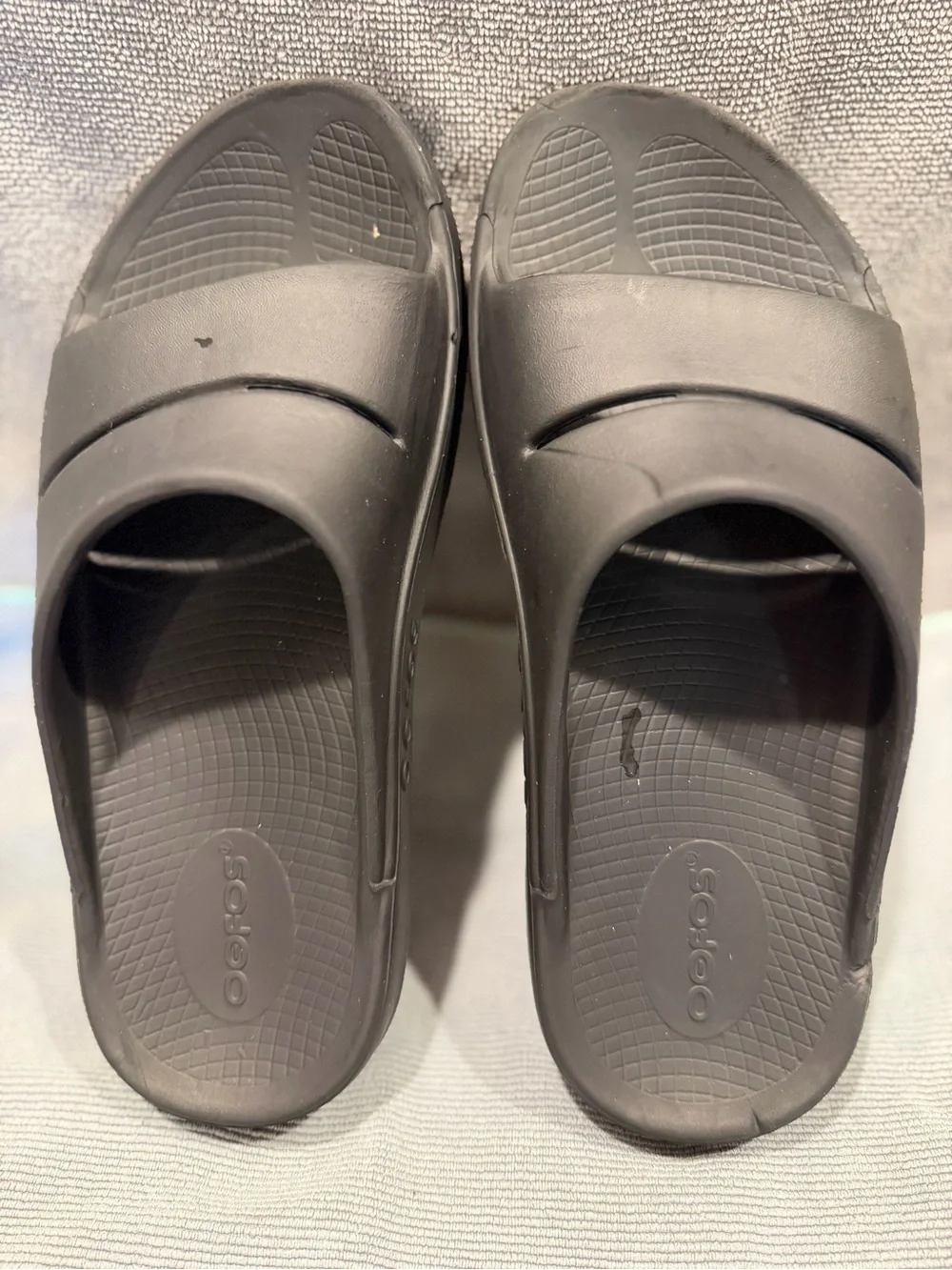 OOFOS Men's Black Slip-On Recovery Clogs